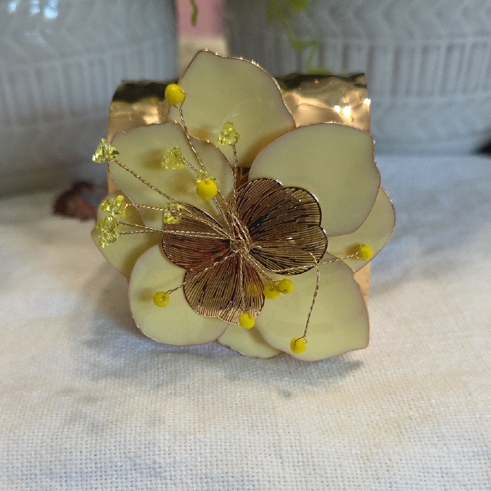 Nwot HOUSE of Harlow 1946 Gold and Yellow Floral Bracelet.